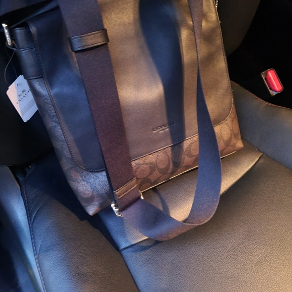 Authentic Coach Houston map bag in signature canvas Brand new w/ tags ! - Picture 2 of 6